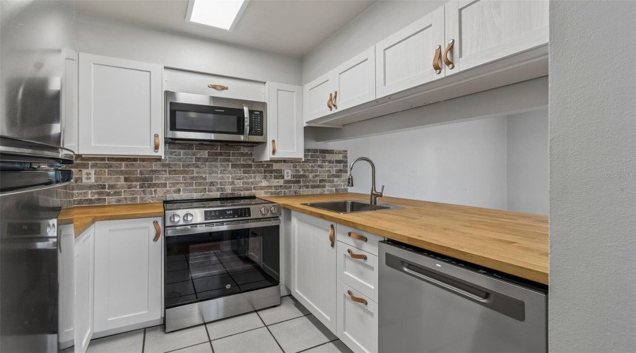 Tampa, Florida 33617, 3 Bedroom Bedrooms, ,2 Bathroombathrooms,Residential,For Sale,Sunridge Palms,0,Mfrtb8500526