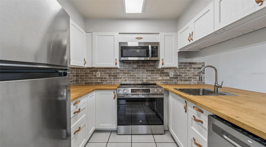 Tampa, Florida 33617, 3 Bedroom Bedrooms, ,2 Bathroombathrooms,Residential,For Sale,Sunridge Palms,0,Mfrtb8500526