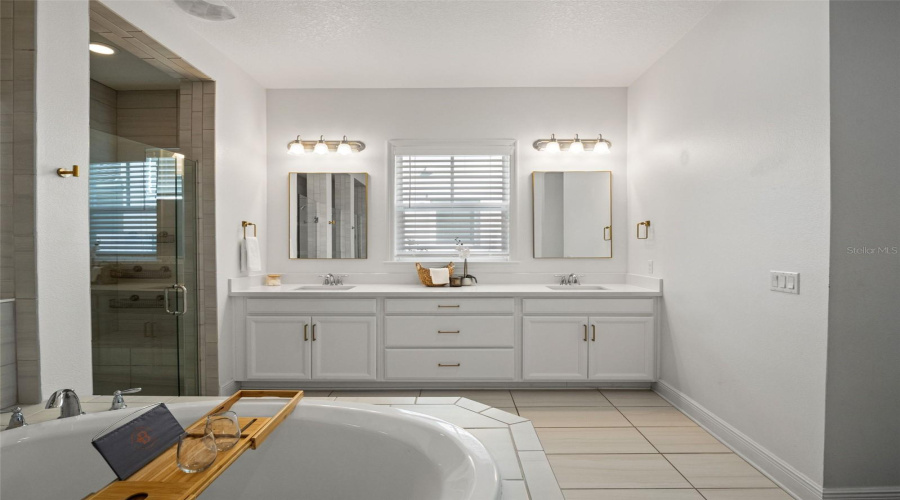 Orlando, Florida 32827, 5 Bedroom Bedrooms, ,4 Bathroombathrooms,Residential,For Sale,Bovet,0,Mfro6390382