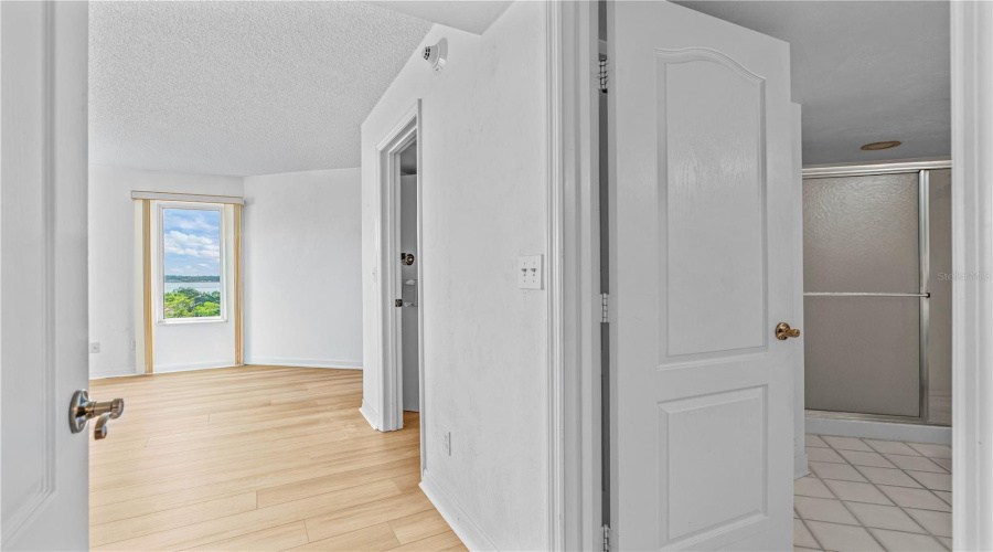 Secondary Suite With Private Bath &Amp; Walk In Closet