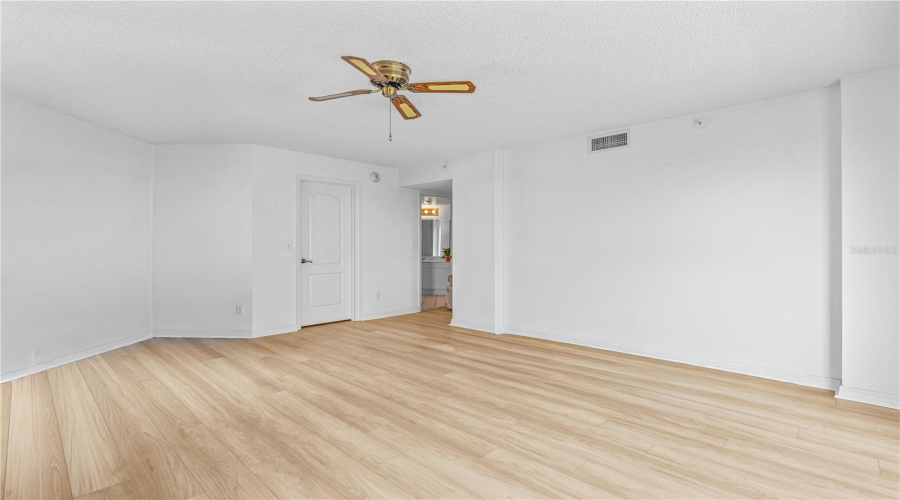 Large Walk In Closet &Amp; Ensuite Bath