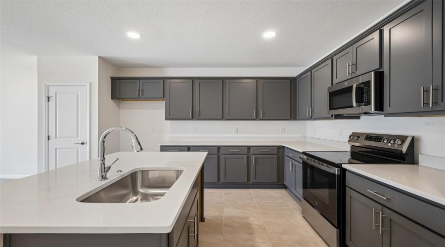 Zephyrhills, Florida 33541, 3 Bedroom Bedrooms, ,2 Bathroombathrooms,Residential,For Sale,Turpins,0,Mfrtb8519421