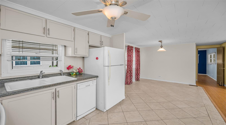 Largo, Florida 33773, 2 Bedroom Bedrooms, ,2 Bathroombathrooms,Residential,For Sale,Tahitian,0,Mfrtb8529171