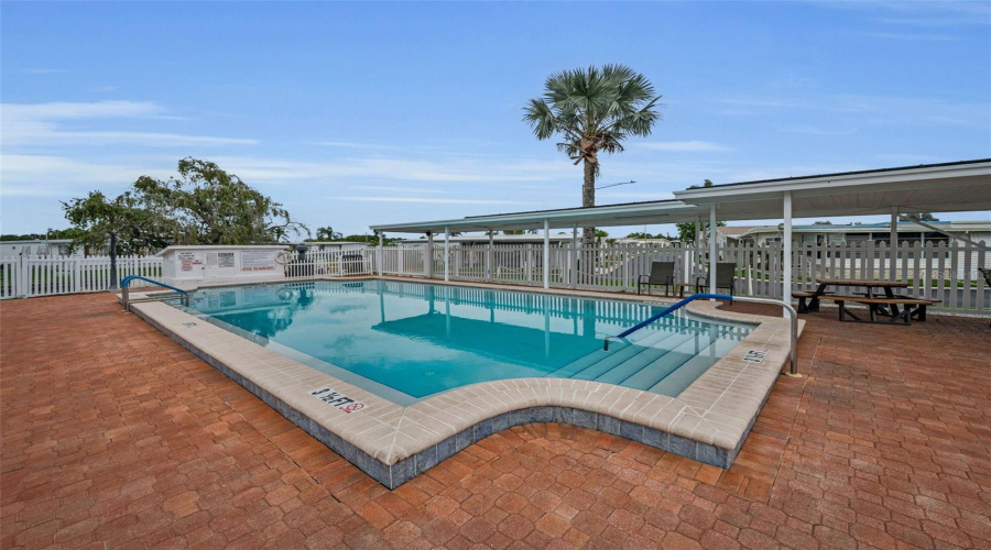 Largo, Florida 33773, 2 Bedroom Bedrooms, ,2 Bathroombathrooms,Residential,For Sale,Tahitian,0,Mfrtb8529171