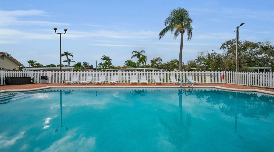 Largo, Florida 33773, 2 Bedroom Bedrooms, ,2 Bathroombathrooms,Residential,For Sale,Tahitian,0,Mfrtb8529171
