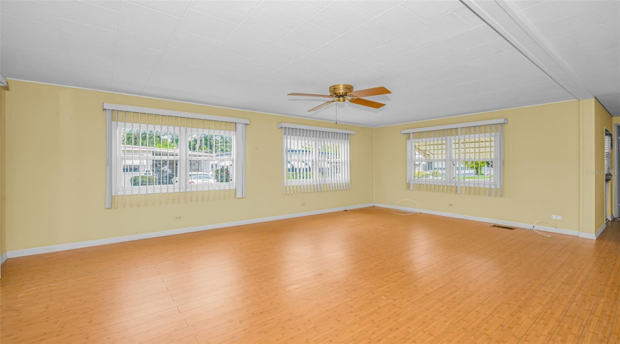 Largo, Florida 33773, 2 Bedroom Bedrooms, ,2 Bathroombathrooms,Residential,For Sale,Tahitian,0,Mfrtb8529171
