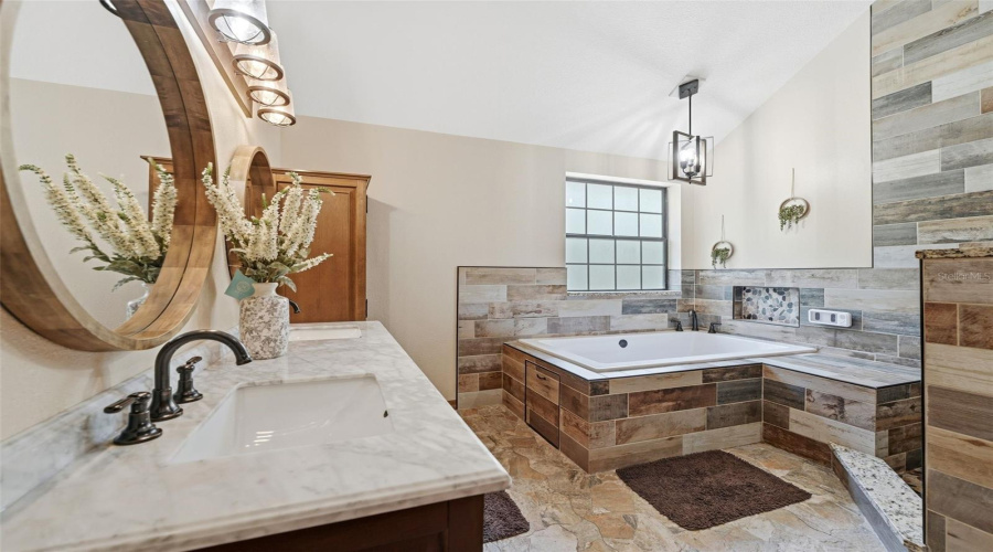 Geneva, Florida 32732, 5 Bedroom Bedrooms, ,3 Bathroombathrooms,Residential,For Sale,Jungle,0,Mfrv4949688