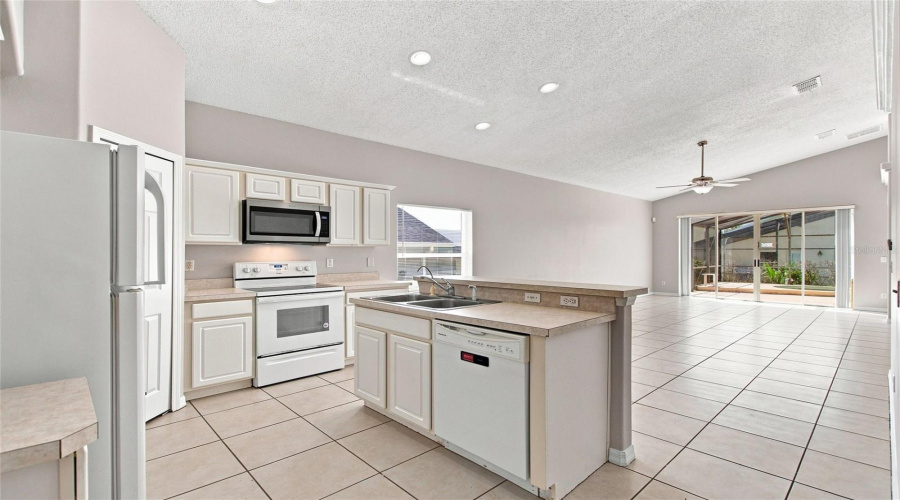 Clermont, Florida 34714, 4 Bedroom Bedrooms, ,3 Bathroombathrooms,Residential,For Sale,Palm Spring,0,Mfro6433273