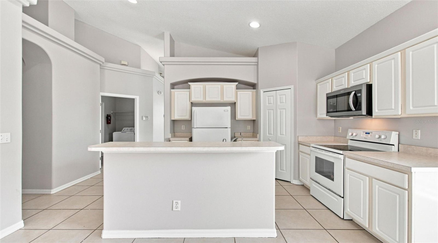 Clermont, Florida 34714, 4 Bedroom Bedrooms, ,3 Bathroombathrooms,Residential,For Sale,Palm Spring,0,Mfro6433273