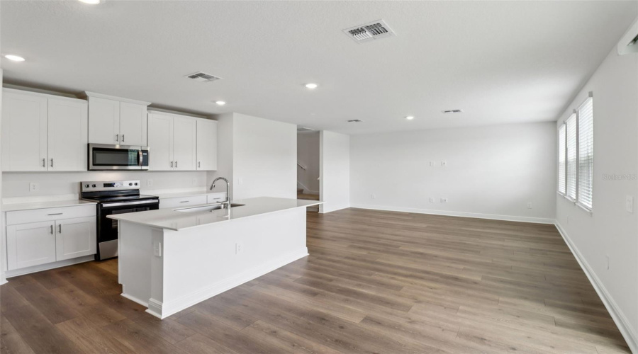 Lady Lake, Florida 32159, 4 Bedroom Bedrooms, ,3 Bathroombathrooms,Residential,For Sale,Sunshower,0,Mfro6372014