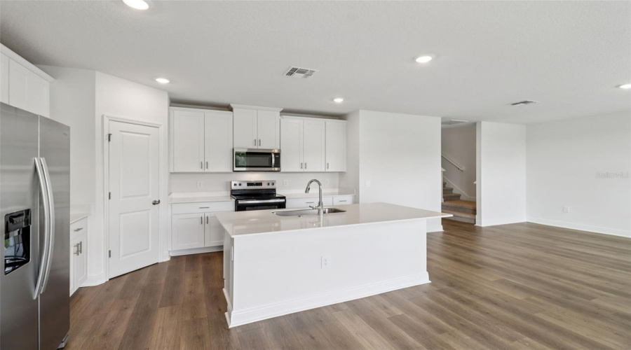 Lady Lake, Florida 32159, 4 Bedroom Bedrooms, ,3 Bathroombathrooms,Residential,For Sale,Sunshower,0,Mfro6372014