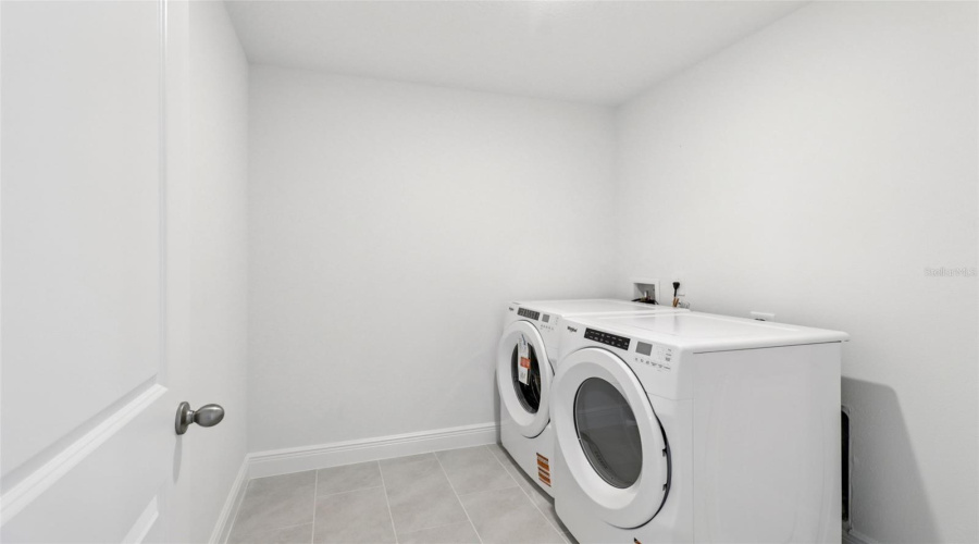 Lady Lake, Florida 32159, 4 Bedroom Bedrooms, ,3 Bathroombathrooms,Residential,For Sale,Sunshower,0,Mfro6372014