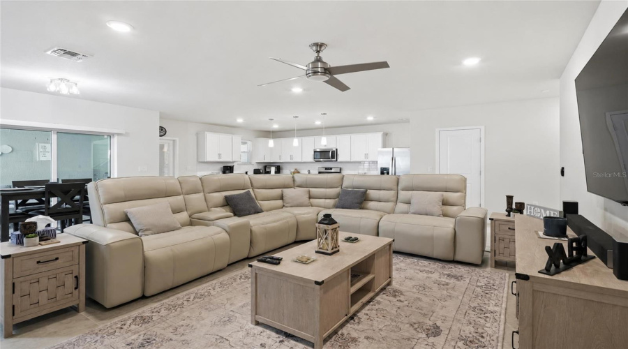 Apopka, Florida 32712, 3 Bedroom Bedrooms, ,2 Bathroombathrooms,Residential,For Sale,Feather Tree,0,Mfrg5110794
