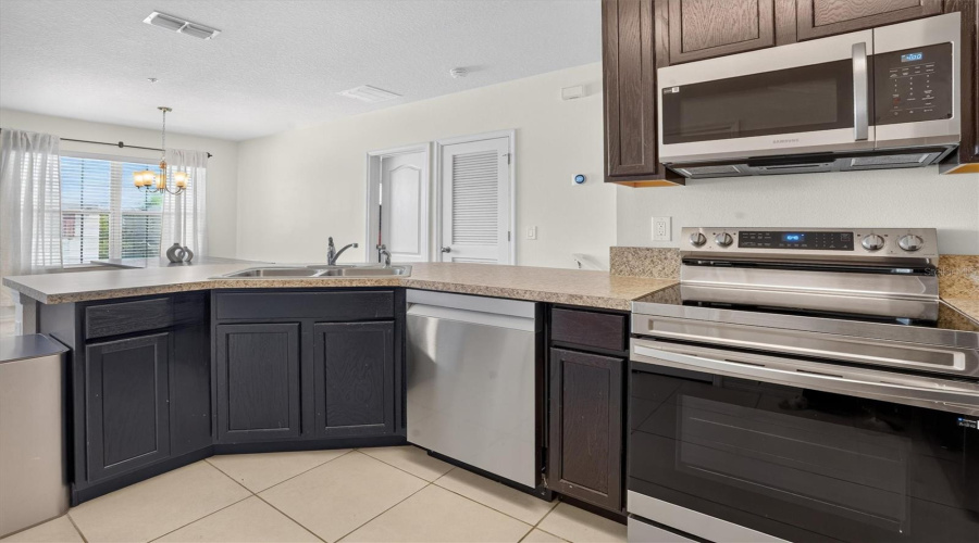 Orlando, Florida 32808, 2 Bedroom Bedrooms, ,2 Bathroombathrooms,Residential,For Sale,Seneca Club,0,Mfrs5156072
