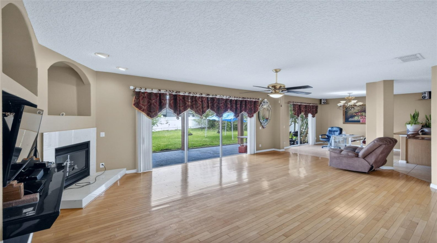Living Room 2 - Pic 2