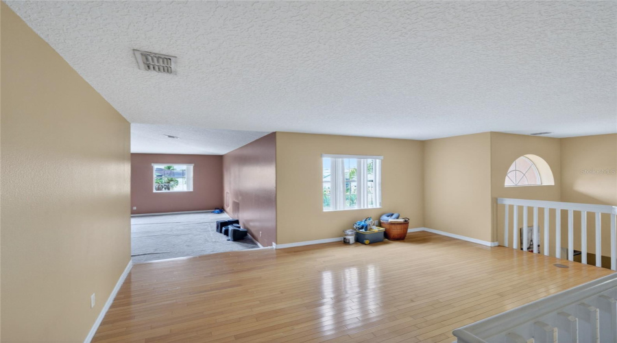 Upstairs Loft 2 - Pic 3