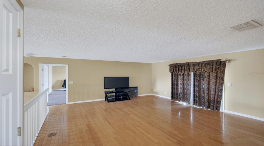 Upstairs Loft 2/ Bedroom - Pic 1
