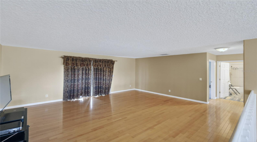 Upstairs Loft 2/ Bedroom - Pic 2