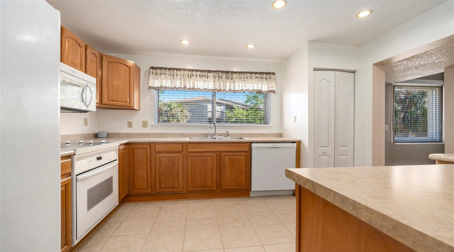 Tampa, Florida 33615, 2 Bedroom Bedrooms, ,2 Bathroombathrooms,Residential,For Sale,Newtown,0,Mfrtb8358182