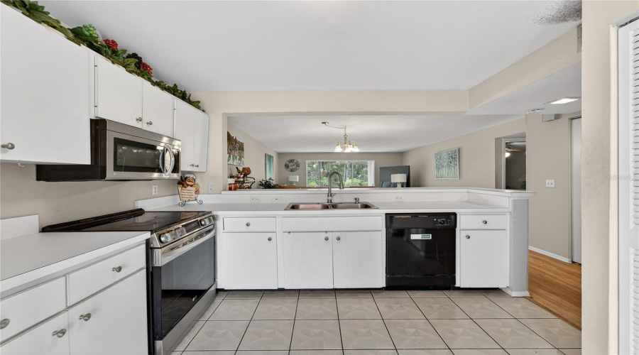 Bradenton, Florida 34210, 2 Bedroom Bedrooms, ,2 Bathroombathrooms,Residential,For Sale,Lakeside,0,Mfrtb8518661