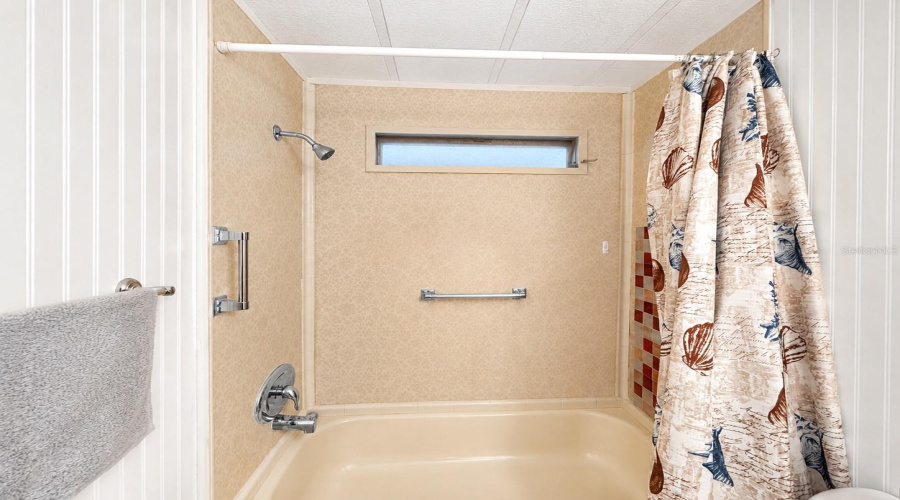 Main Bathroom W/Shower Tub Combo