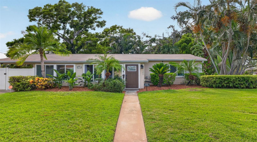 St Petersburg, Florida 33703, 3 Bedroom Bedrooms, ,2 Bathroombathrooms,Residential,For Sale,Walnut,0,Mfrtb8536197