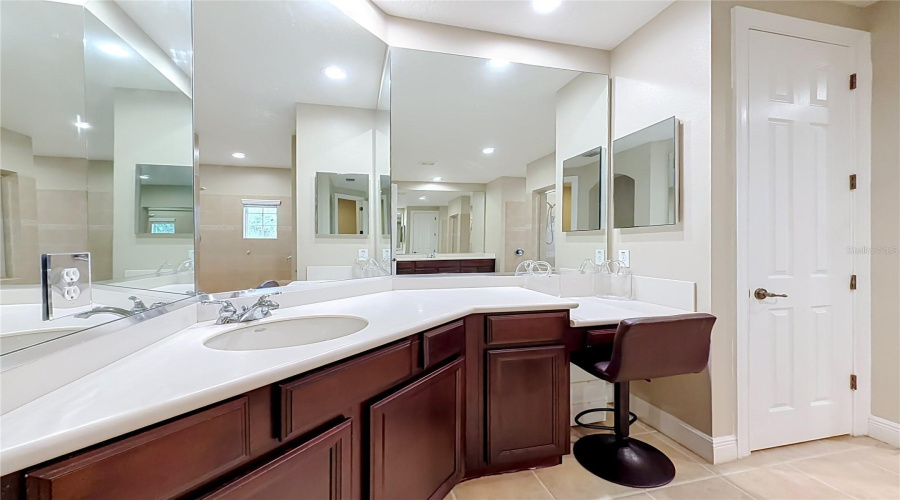 Light And Bright Ensuite. Vanity With Dressing Table And Linen Closet.