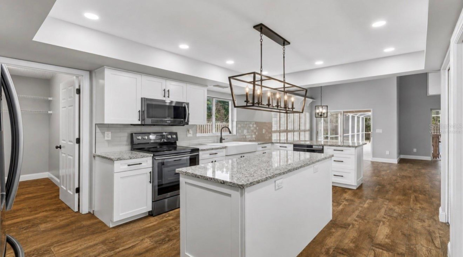 Ai - Virtually Staged Photo With Island Chandelier And Recess Lighting