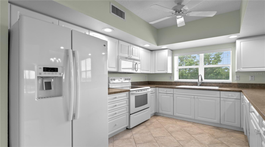 Bright And Cheerful Kitchen