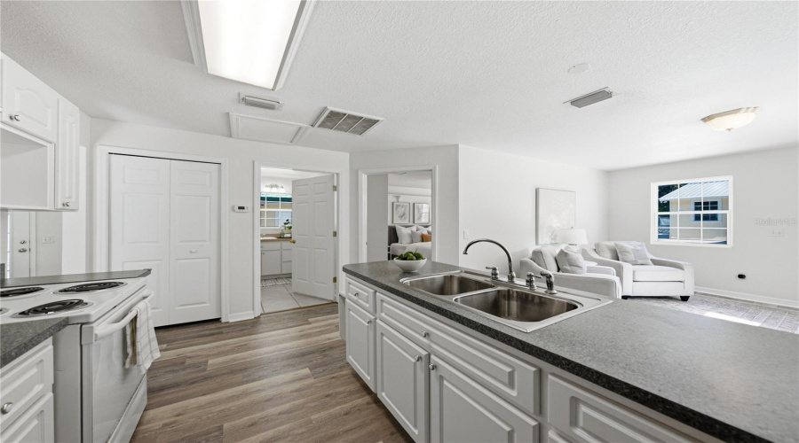 Plant City, Florida 33566, 5 Bedroom Bedrooms, ,3 Bathroombathrooms,Residential,For Sale,Trapnell,0,Mfrtb8541178