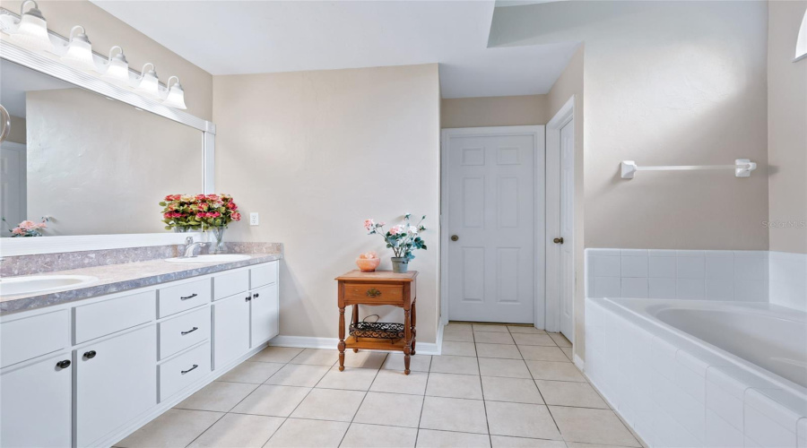 Gainesville, Florida 32608, 5 Bedroom Bedrooms, ,2 Bathroombathrooms,Residential,For Sale,94Th,0,Mfrgc541798
