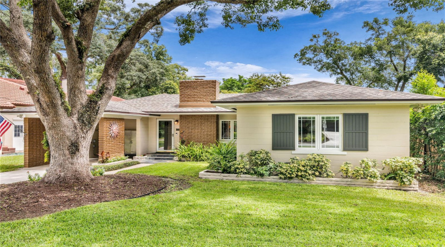 Lakefront Home On Lake Emerald- Perfectly Situated On A Quiet, Tree-Lined Street