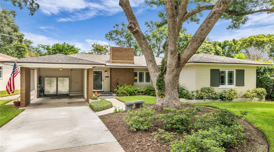 Lakefront Home On Lake Emerald- Perfectly Situated On A Quiet, Tree-Lined Street