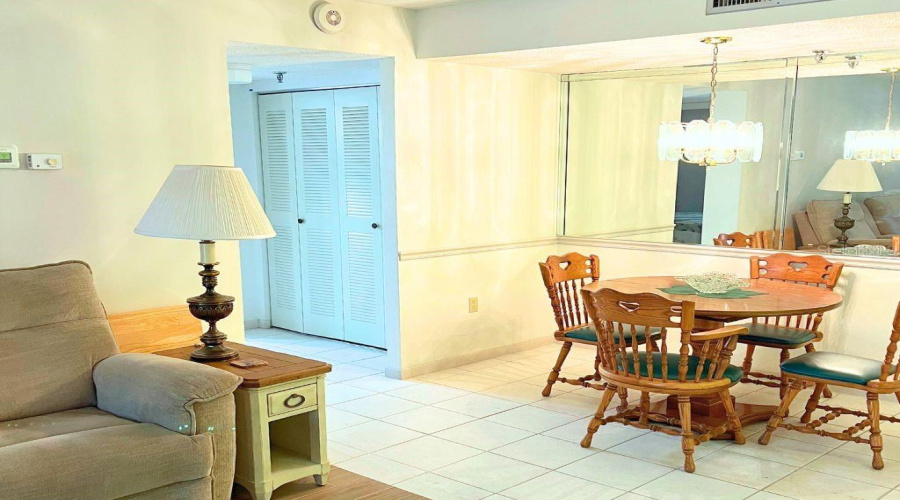 Diningroom_3006Caringway_Portcharlotte_Mirroredwall.jpg