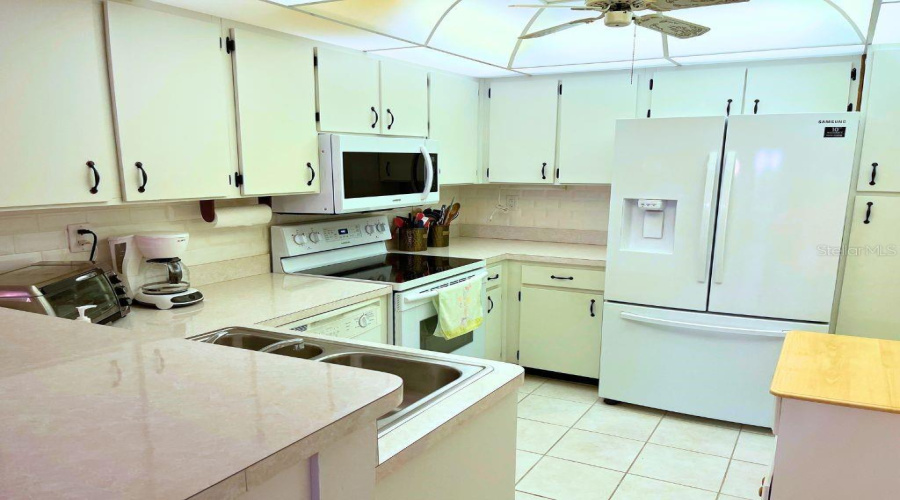 Kitchen_3006Caringway_Portcharlotte_Stainlessappliances.jpg
