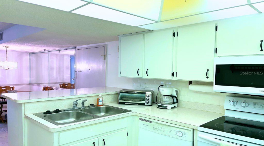 Kitchen_3006Caringway_Portcharlotte_Openconcept_Corner.jpg