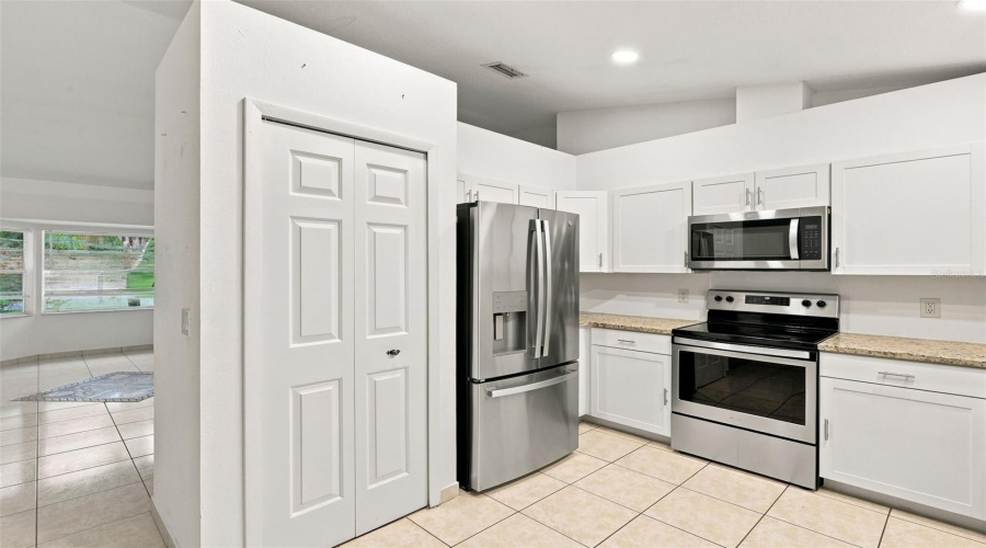 Deltona, Florida 32725, 3 Bedroom Bedrooms, ,2 Bathroombathrooms,Residential,For Sale,De Carlo,0,Mfrv4950861