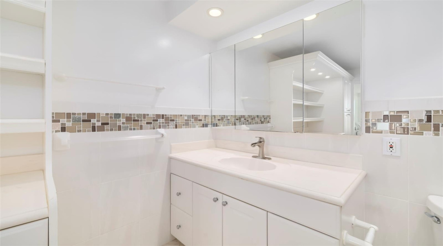 Sarasota, Florida 34242, 2 Bedroom Bedrooms, ,2 Bathroombathrooms,Residential,For Sale,Whispering Sands,0,Mfra4702889