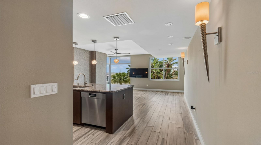 Tampa, Florida 33602, 2 Bedroom Bedrooms, ,2 Bathroombathrooms,Residential,For Sale,Kennedy,0,Mfrtb8528910