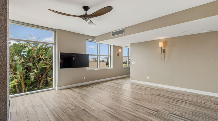 Tampa, Florida 33602, 2 Bedroom Bedrooms, ,2 Bathroombathrooms,Residential,For Sale,Kennedy,0,Mfrtb8528910