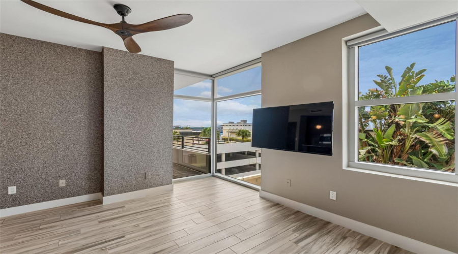 Tampa, Florida 33602, 2 Bedroom Bedrooms, ,2 Bathroombathrooms,Residential,For Sale,Kennedy,0,Mfrtb8528910