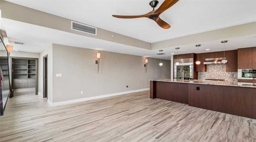 Tampa, Florida 33602, 2 Bedroom Bedrooms, ,2 Bathroombathrooms,Residential,For Sale,Kennedy,0,Mfrtb8528910