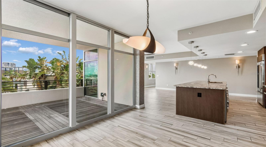 Tampa, Florida 33602, 2 Bedroom Bedrooms, ,2 Bathroombathrooms,Residential,For Sale,Kennedy,0,Mfrtb8528910