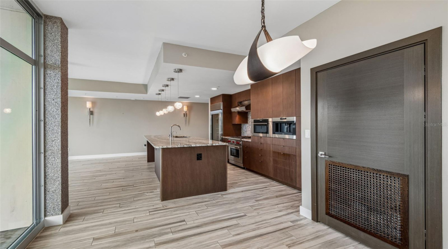 Tampa, Florida 33602, 2 Bedroom Bedrooms, ,2 Bathroombathrooms,Residential,For Sale,Kennedy,0,Mfrtb8528910