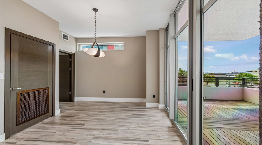 Tampa, Florida 33602, 2 Bedroom Bedrooms, ,2 Bathroombathrooms,Residential,For Sale,Kennedy,0,Mfrtb8528910