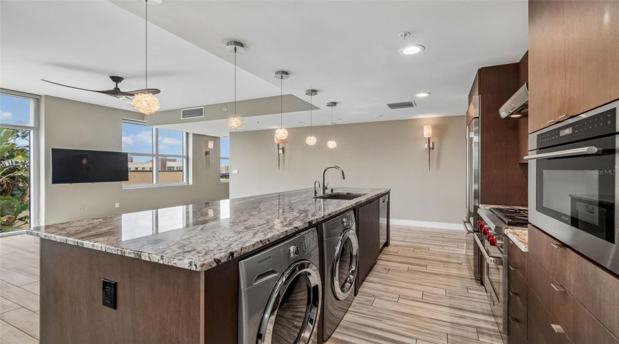 Tampa, Florida 33602, 2 Bedroom Bedrooms, ,2 Bathroombathrooms,Residential,For Sale,Kennedy,0,Mfrtb8528910