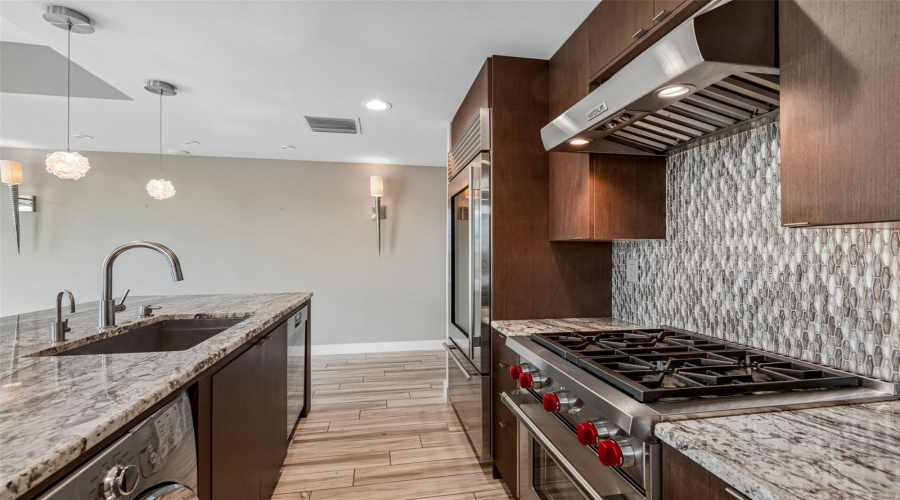 Tampa, Florida 33602, 2 Bedroom Bedrooms, ,2 Bathroombathrooms,Residential,For Sale,Kennedy,0,Mfrtb8528910