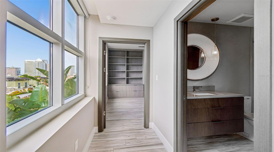 Tampa, Florida 33602, 2 Bedroom Bedrooms, ,2 Bathroombathrooms,Residential,For Sale,Kennedy,0,Mfrtb8528910