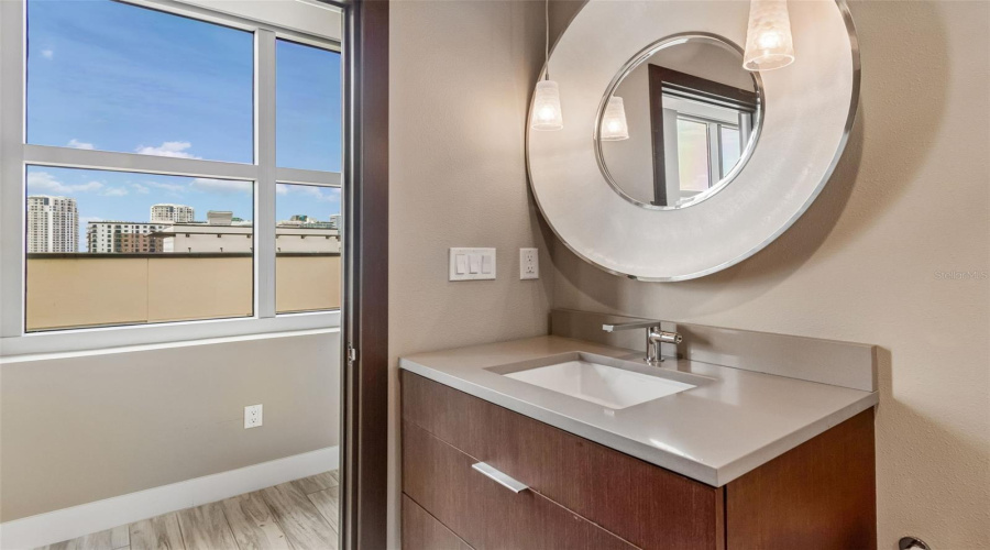 Tampa, Florida 33602, 2 Bedroom Bedrooms, ,2 Bathroombathrooms,Residential,For Sale,Kennedy,0,Mfrtb8528910