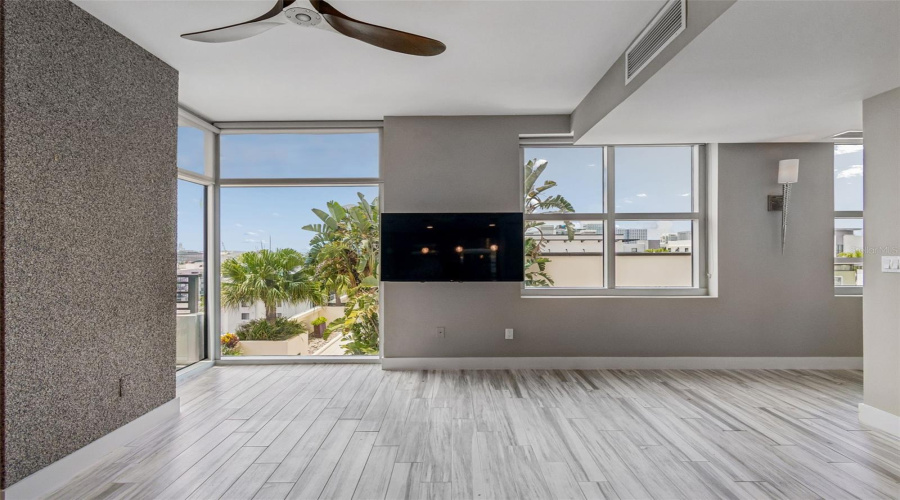 Tampa, Florida 33602, 2 Bedroom Bedrooms, ,2 Bathroombathrooms,Residential,For Sale,Kennedy,0,Mfrtb8528910